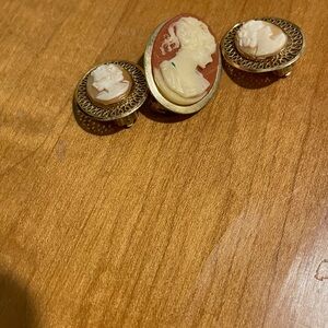 Elegant Cameo Brooch and Earring Set - Gold and Cream